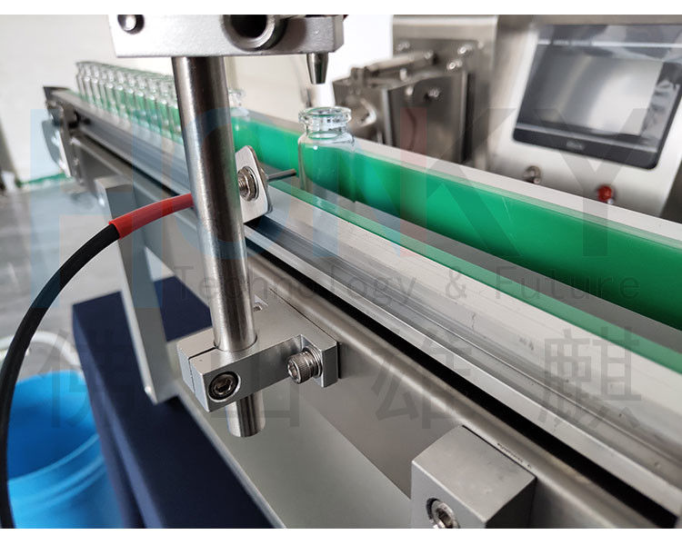 Machine de remplissage de flacons de bureau de 5 ml Petite ligne de remplissage avec convoyeur d'alimentation en bouteille et Samll Bach pour le remplissage d'huile cosmétique