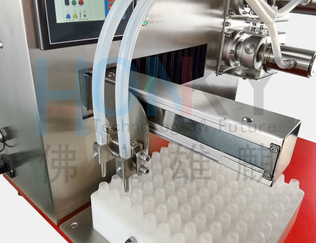 Machine de remplissage de bureau à pompe en céramique de haute précision avec 2 têtes de remplissage pour remplir les capsules d'huile de nicotine