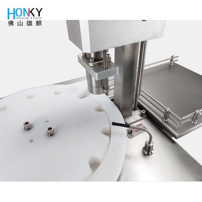 Machine semi-automatique de remplissage et de fermeture de flacon de 25 BPM de 10 ml avec fonction de crimpage du flacon pour le remplissage d' huiles essentielles