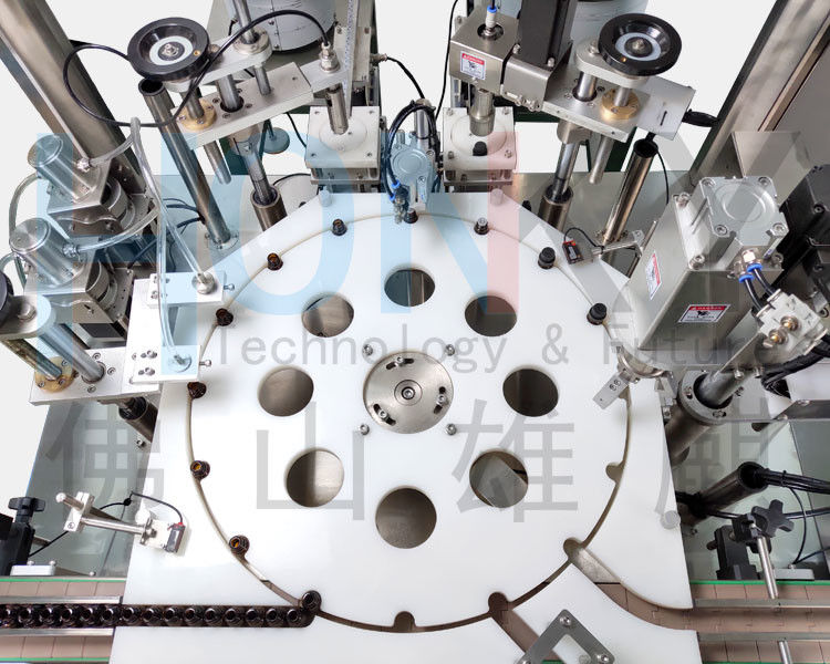 Machine automatique de remplissage de bouteilles d'huile essentielle à 46 BPM et pompe en céramique XQX2 avec fonction de chargement par prise